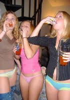 Пьяные девушки показывают свои прелести 3 фото
