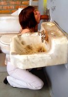 Голодная зечка попала в комнату минета 10 фото