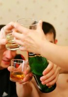 Парни напоили свою подругу, что устроить секс в троем 4 фото