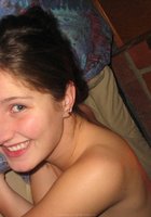 Молодая чика делает минет пожарному у него дома 16 фото
