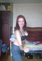 Молодая чика отдыхает дома в свой выходной 1 фото
