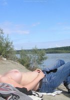 Блонда расслабляется дома после пляжного отдыха 4 фото