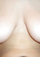 Дома цыпочка красуется небритой писькой и натуральными дойками 6 фото